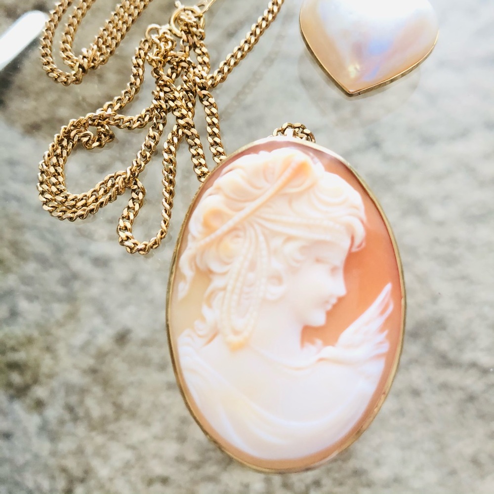 💯 authentic Cameo